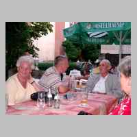 59-09-1124 5. Kirchspieltreffen 2003. am 16.-17.08.2003 in Dittigheim. Die ersten Gaeste sind eingetroffen und sitzen im Biergarten...JPG